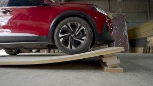 Thí nghiệm xe cán qua cửa composite