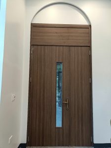 Cửa bên trong khu resort