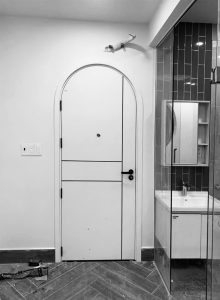 Mẫu cửa gỗ nhựa composite màu trắng phòng ngủ