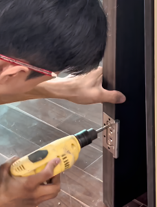 Gắn bản lề vào cánh cửa
